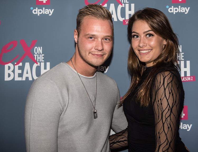 »Jeg er lidt trist efter samtalen mellem Mikkel og jeg«, lød det fra Amanda Mogensen i et afsnit af 'Ex on the Beach 2'. På billedet har hun dog tilsyneladende igen fundet melodien med flirten Mikkel Søndergaard, som hun blev kærester med i Mauritius-villaen.   Foto: Mogens Flindt