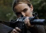 26-årige Jodie Comer spiller den kulørte og hårdtslående rolle som lejemorderen Villanelle. Søndag vandt hun en Bafta for indsatsen. Foto: HBO Nordic
