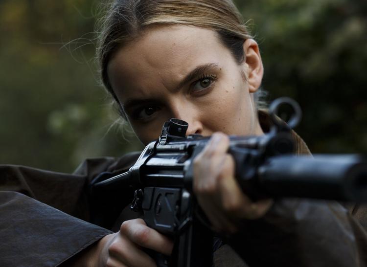 26-årige Jodie Comer spiller den kulørte og hårdtslående rolle som lejemorderen Villanelle. Søndag vandt hun en Bafta for indsatsen. Foto: HBO Nordic