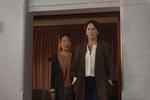 Sandra Oh (tv.) spiller agenten Eve Polastri, der jager og jages af Vilanelle. I front ses hendes chef, der spilles af Fiona Shaw. Foto: HBO Nordic