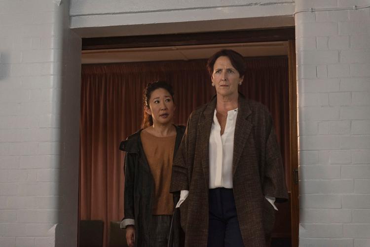Sandra Oh (tv.) spiller agenten Eve Polastri, der jager og jages af Vilanelle. I front ses hendes chef, der spilles af Fiona Shaw. Foto: HBO Nordic
