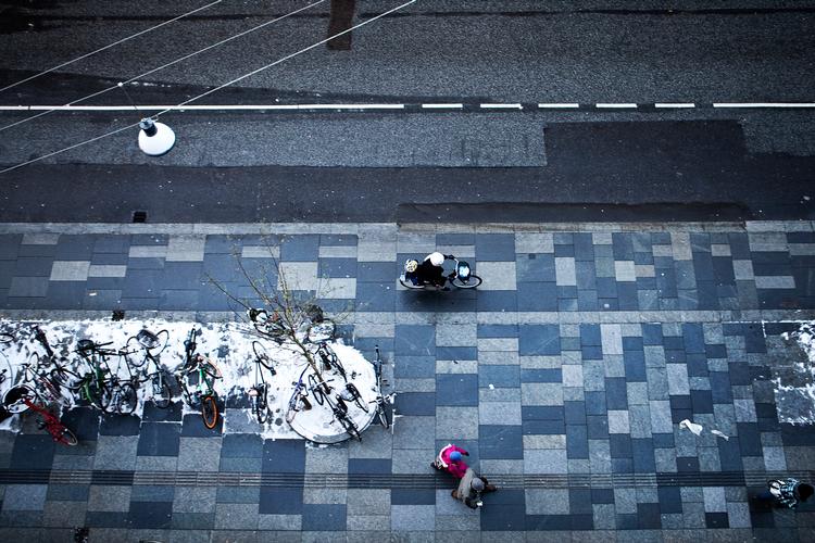 Vester Voldgade blev for få år siden istandsat og gjort til en attraktiv for fodgængere og cyklister. Nu skal den lægge asfalt til indkørslen til en stor p-kælder under Dantes Plads. Foto: Ditte Valente/POLFOTO