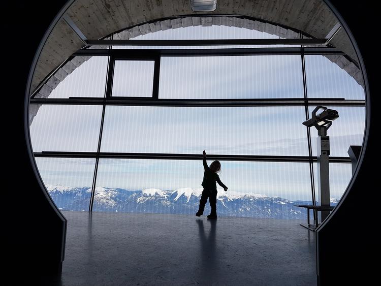 På toppen af Karwendel for enden af kabelbanen er der en formidabel udsigt over Alperne. Her set indefra det teleskoplignende informations-natur-center. Foto: Anne Rumland Østbygaard