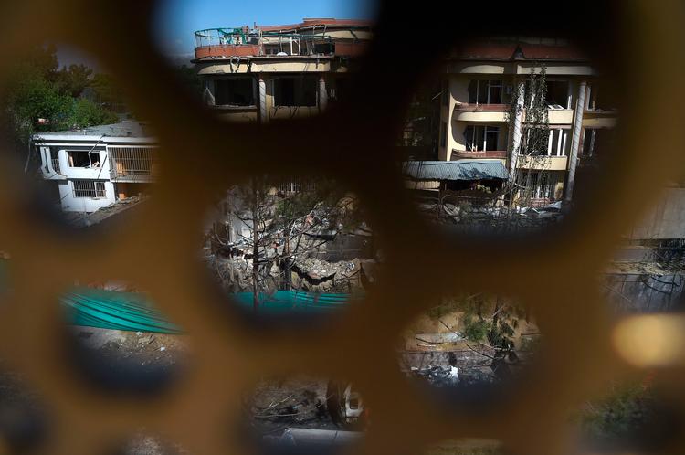 Resterne af en hjælpeorganisation i Kabul - bombet af Taleban 9. maj 2019 i protest mod, at den skulle fremme vestlig kultur og usømmelig omgang mellem mænd og kvinder...

   Foto: Wakil Kohsar/Ritzau Scanpix