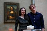 Daniela og Adam fra Newcastle i England vandt en nat på Louvre i en konkurrence udskrevet af Airbnb. Der var aperitif foran 'Mona Lisa' og middag ved statuen 'Venus fra Milo'. Foto: Charles Platiau/Ritzau Scanpix
