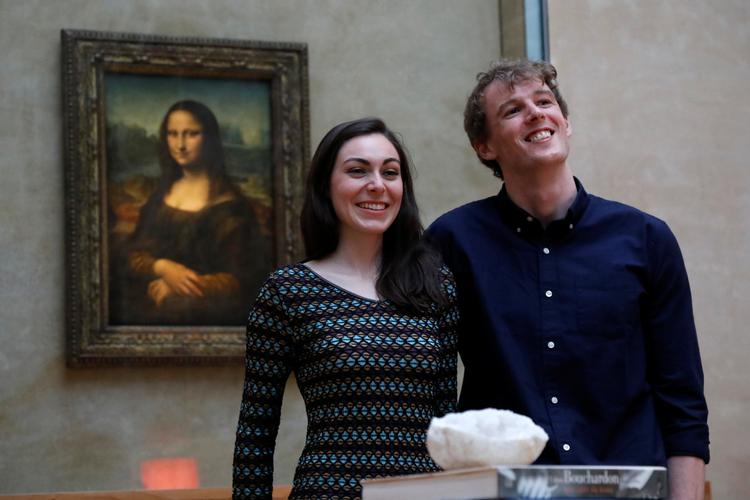 Daniela og Adam fra Newcastle i England vandt en nat på Louvre i en konkurrence udskrevet af Airbnb. Der var aperitif foran 'Mona Lisa' og middag ved statuen 'Venus fra Milo'. Foto: Charles Platiau/Ritzau Scanpix