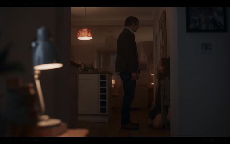 Eve Pollastris bløde skolelærermand Niko er som en inkarnation af den forvirrede moderne mand, der gør alt det rigtige - og derfor det forkerte i forhold til Eve. Først da han viser vrede og fysisk dominans over for hende, bliver hun tændt. Foto: Foto fra serien