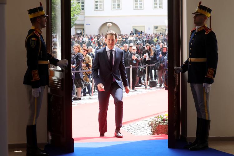 Flere gange har Østrigs kansler Sebastian Kurz, der her ankommer til EU-topmøde i Rumænien,  måtte tale alvor med regeringspartneren i Frihedspartiet, men de radikale asyltiltag fortsætter. Foto: Pool/Ritzau Scanpix