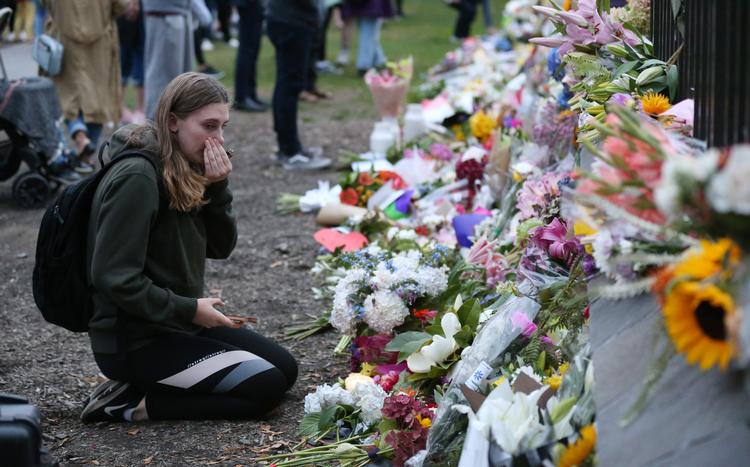 
Christchurch var i sorg og chok, efter en 28-årig højreradikal i marts dræbte 50 muslimer under en fredagsbøn. Men det særligt chokerende var, hvordan drabsmandens optagelser blev spredt på sociale medier, siger New Zealands premierminister. 
   Foto: David Moir/Ritzau Scanpix