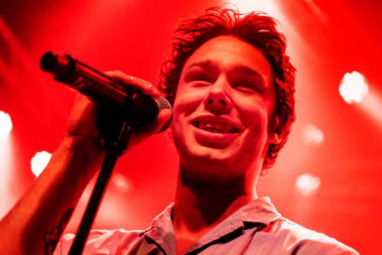 Her ses Hugo Helmig under en koncert på spillestedet Gimle i Roskilde marts 2019. Foto: Henning Hjorth