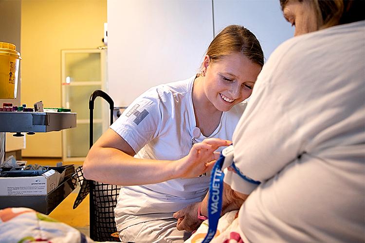 Da Johanna Krøll startede på medicinstudiet havde hun en forestilling om, at dem, der kom ind på kvote 1, gjorde det alene fordi de kunne. At de virkeligheden var bange for blod. Den fordom har hun i store træk fået afkræftet.  Foto: Finn Frandsen/POLFOTO