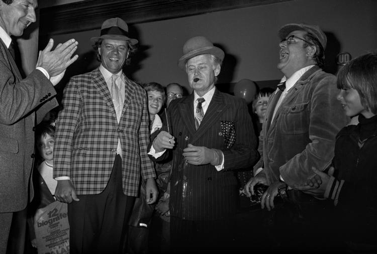 Morten Grunwald, Ove Sprogøe og Poul Bundgaard udgjorde tilsammen Olsen Banden, hvis film blev nogle af de mest sete i dansk historie. Her ses de med Palads Teaters daværende direktør, Frederik Sundram, i 1978. Foto: Erik Petersen/POLFOTO