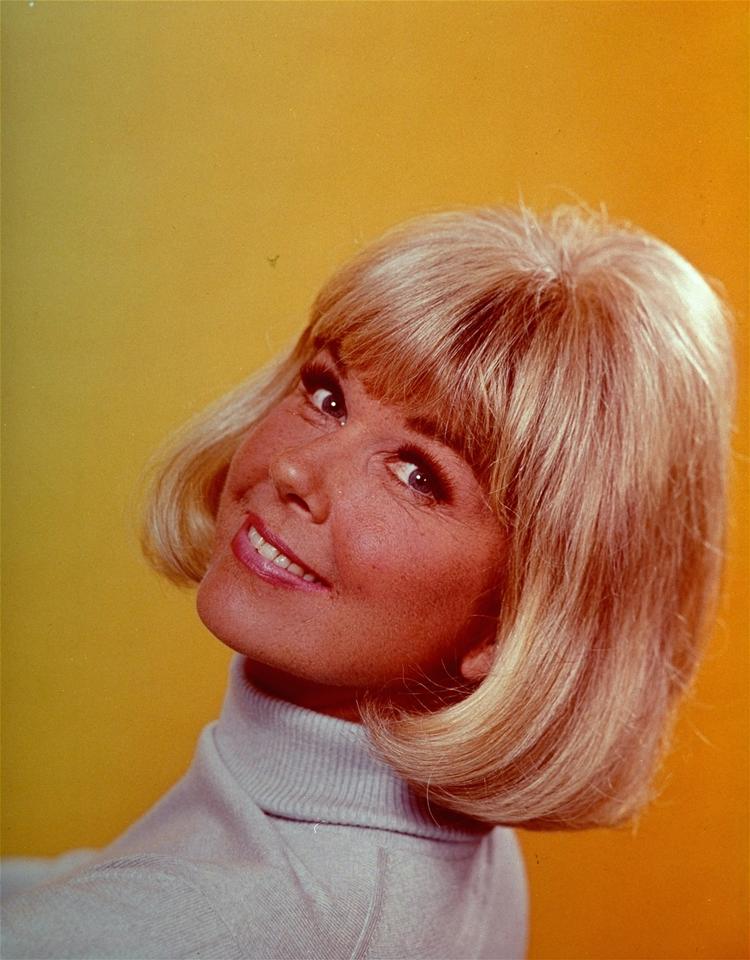 Ganske mange kender kun Doris Day for hendes eviggrønne, lemfældigt spansk betitlede pophit ’Que sera sera’ med fortsættelsen ’Whatever Will Be, Will Be’, som hun sang i Hitchcockfilmen ’Manden der vidste for meget’, men hun var så meget mere end den. (AP/POLFOTO/arkiv)
   Foto: Anonymous/Ritzau Scanpix