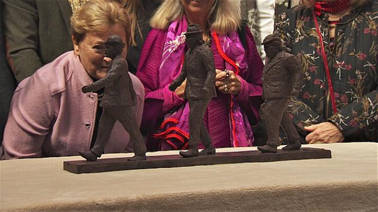 Sådan skal skulpturen, der skal støbes i bronze, se ud fra siden. Foto: Morten Raarup/TV 2 Lorry