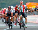 Elia Viviani peger stolt på sin italienske mesterskabstrøje efter at have været først over stregen på 3. etape i Giro d'Italia, men begejkstringen fik ikke lov at vare længe.. Foto: Luk Benies/Ritzau Scanpix