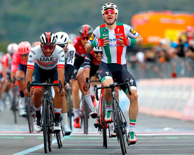 Elia Viviani peger stolt på sin italienske mesterskabstrøje efter at have været først over stregen på 3. etape i Giro d'Italia, men begejkstringen fik ikke lov at vare længe.. Foto: Luk Benies/Ritzau Scanpix