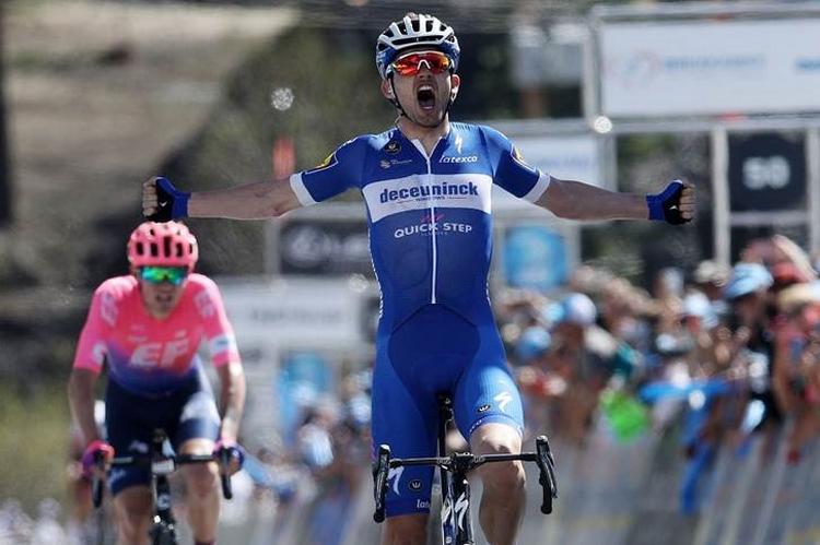 Kasper Asgreen har lagt amerikaneren Tejay van Garderen klart bag sig i finalen på 2. etape i Tour of California og kan lade jublen få frit løb. Foto: Getty Images. 