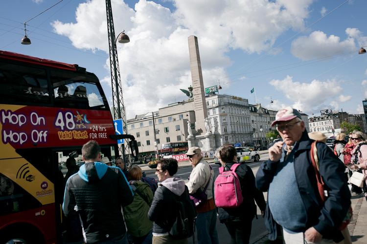 Hver dag tager hundredvis af turister ud for at opleve Københavns seværdigheder, uden at opdage at de står lige foran Frihedsstøtten, der markerer starten på demokratiet Foto: Jens Hartmann Schmidt/POLFOTO