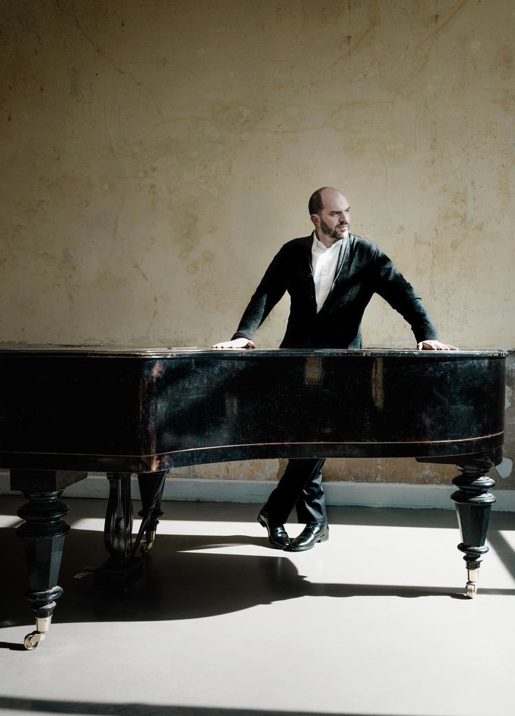 Kirill Gerstein spiller solo i Tivoli i juni. Foto: Marco Borggreve