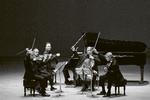 Det blev en succes, da pianisten Jevgenij Kissin vovede sig ud i et kammermusikalsk samarbejde med strygekvartetten Emerson i Carnegie Hall. Nu kan koncerten købes som album. Foto: Robert Torres