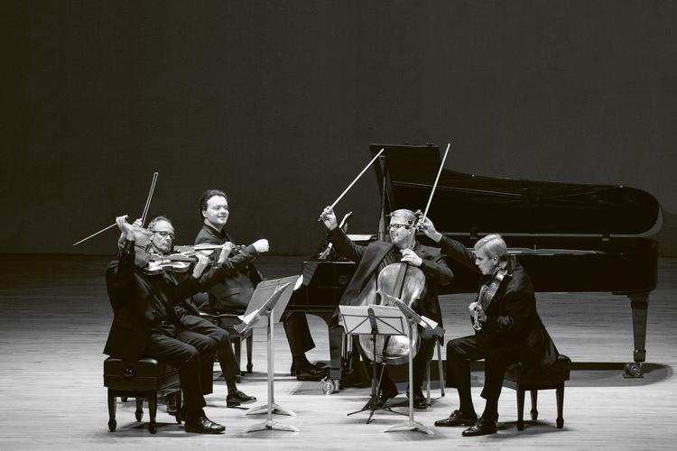 Det blev en succes, da pianisten Jevgenij Kissin vovede sig ud i et kammermusikalsk samarbejde med strygekvartetten Emerson i Carnegie Hall. Nu kan koncerten købes som album. Foto: Robert Torres