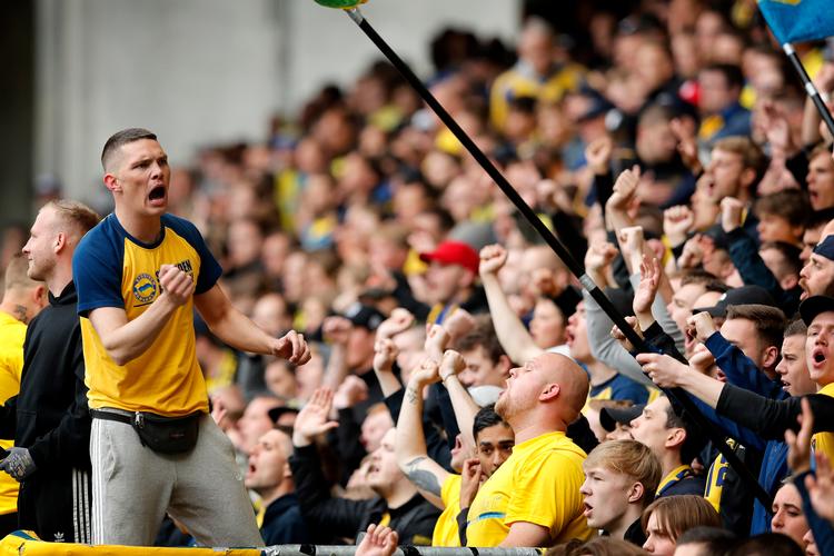  Brøndbyfans bakker deres hold op i tykt og tyndt. Her under nederlaget til Esbjerg på hjemmebane for små tre uger siden.  Foto: Jens Dresling/ 