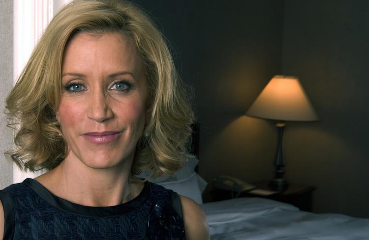 Felicity Huffman fra 'Desperate Housewives' har erklæret sig skyldig i at have betalt penge til en falsk velgørenhedskonto, hvis formål i virkeligheden var at forbedre hendes datters SAT-eksamen, som er obligatorisk for at kunne blive optaget på et universitet i USA. Foto: Jim Cooper/AP