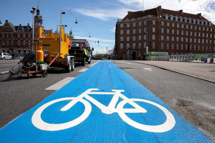 Den blå bane skal minde motortrafikanter om, at der er cyklister på vejen. Foto: Finn Frandsen/POLFOTO