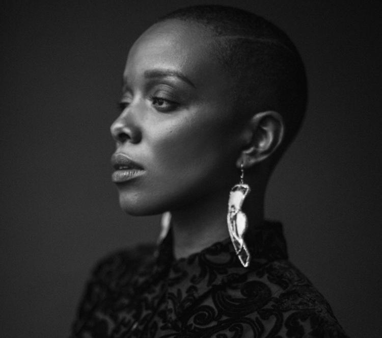 Jamila Woods vil både være Betty Davis,  Muddy Waters, Miles Davis og Eartha Kitt, og så synger hun om at være vred på sin egen bløde måde. Foto: Bradley Murray