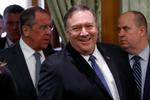 USA's udenrigsminister, Mike Pompeo, i Rusland i dag. Bagved til venstre ses hans russiske kollega, Sergej Lavrov.  Foto: Pool/Ritzau Scanpix