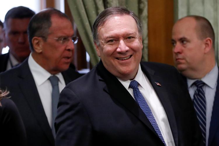 USA's udenrigsminister, Mike Pompeo, i Rusland i dag. Bagved til venstre ses hans russiske kollega, Sergej Lavrov.  Foto: Pool/Ritzau Scanpix