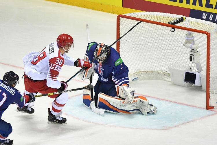  Morten Poulsen passerer ackson Whistle i det britiske mål. Poulsen scorede tre af de 9 danske mål.
   Foto: Joe Klamar/Ritzau Scanpix