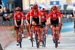 Med blodet silende fra det venstre knæ nåede Tom Dumoulin (forrest i midten) til vejs ende på 4. etape omgivet af fem holdkammerater 4 minutter efter den sejrende Richard Carapaz.
 Foto: Luk Benies/Ritzau Scanpix