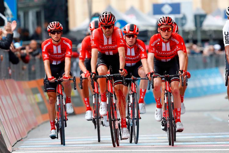 Med blodet silende fra det venstre knæ nåede Tom Dumoulin (forrest i midten) til vejs ende på 4. etape omgivet af fem holdkammerater 4 minutter efter den sejrende Richard Carapaz.
 Foto: Luk Benies/Ritzau Scanpix