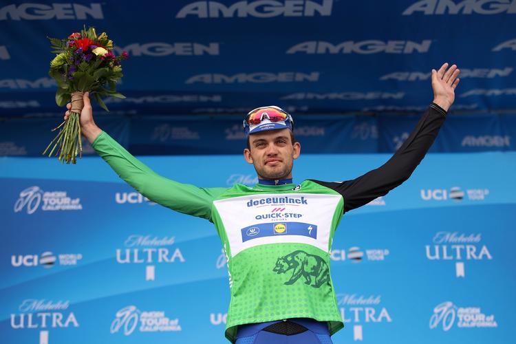 Kasper Asgreen på podiet iført den grønne førertrøje i pointkonkurrencen. Foto: Getty Images. 