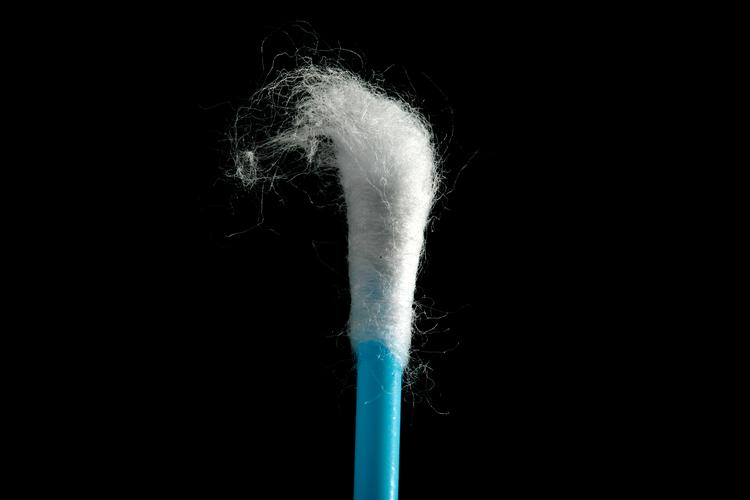 Det skal være slut med at smide vatpinden ud. Tre danske designere har udviklet en vatpind, der kan bruges igen og igen. 
   Foto: Tina Nielsen/POLFOTO