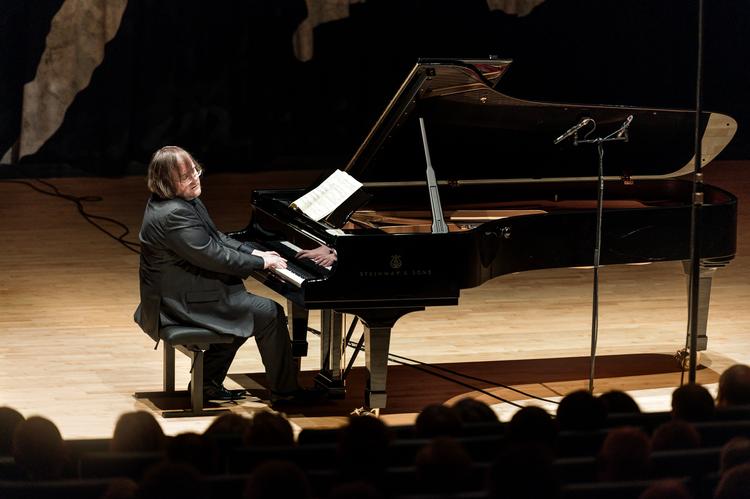 Christian Ihle Hadland ved flyglet i Den Sorte Diamants koncertsal tirsdag. Foto: Lars Krabbe