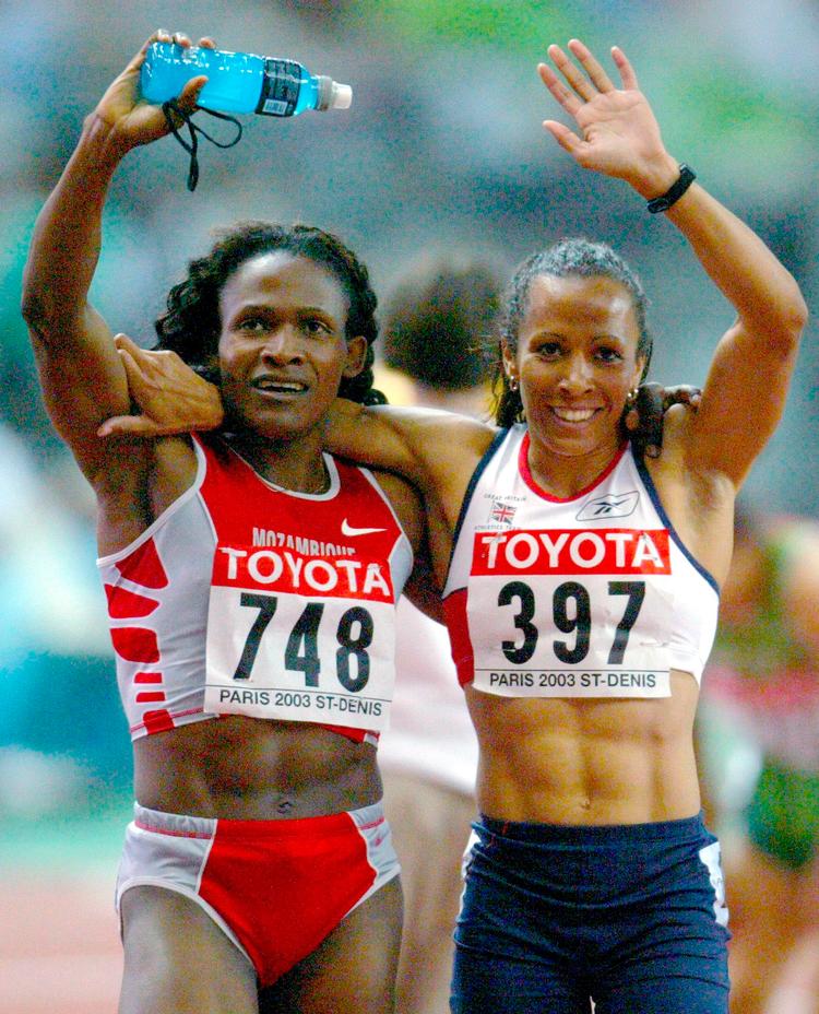 Maria Mutola fra Mozambique og Kelly Holmes fra Storbritannien fejrer henholdsvis guld og sølv ved VM i atletik i Paris i 2003.  Foto: Dylan Martinez/Ritzau Scanpix