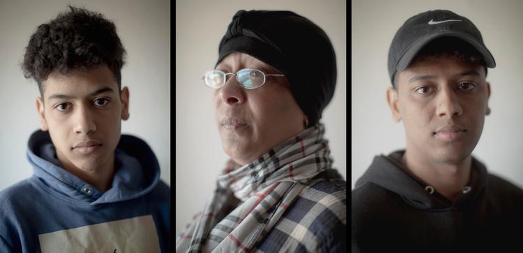  Suha Asir og hendes sønner har været <AS>i Danmark i ni år. Hun er indkaldt til møde på Udrejsecenter Sjælsmark <AS>i Nordsjælland, hvor to sudanske mænd, der ikke vil identificere sig, stiller hende en række spørgsmål, bl.a. om hvorfor hun flygtede fra Sudan. Foto: Jens Hartmann Schmidt/POLFOTO