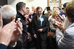 Nigel Farage bliver modtaget som en rockstjerne på sin turne rundt i Storbritannien, her i mandags i det nordvestlige England.  Hans nye parti står til at vinde EU-valget i næste uge. Foto: Oli Scarff/Ritzau Scanpix