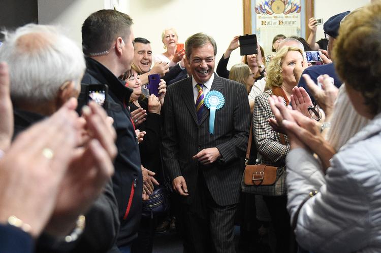Nigel Farage bliver modtaget som en rockstjerne på sin turne rundt i Storbritannien, her i mandags i det nordvestlige England.  Hans nye parti står til at vinde EU-valget i næste uge. Foto: Oli Scarff/Ritzau Scanpix
