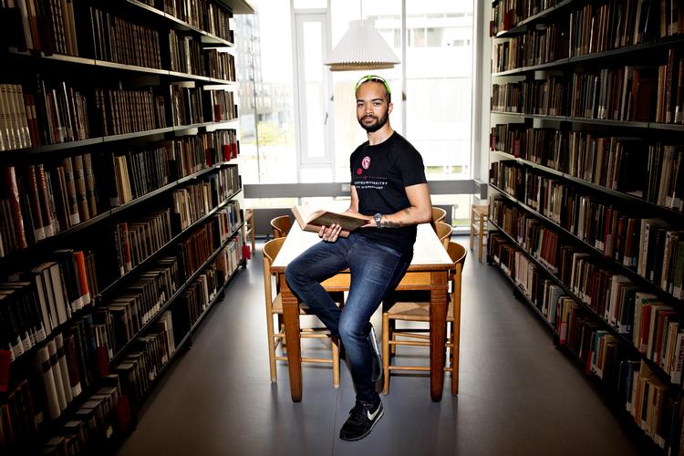 Selv om Lucas Antonio Madsen ikke tror på Gud, vil han alligevel gå på pastoralseminariet. Han forventer ikke, at blive omvendt. »Men hvis jeg kan gå fra at være kulturkristen til at blive ateist og nu være agnostisk, så kan jeg vel også blive kristen. Det er ikke noget, jeg forventer, men jeg kan selvfølgelig ikke udelukke det«, siger han.  Foto: Jacob Ehrbahn/POLFOTO