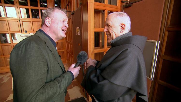 Jan Gintberg har været en tur i Assisi for at tale med franciskanermunken Bror Theodor om EU.  Foto: DR
