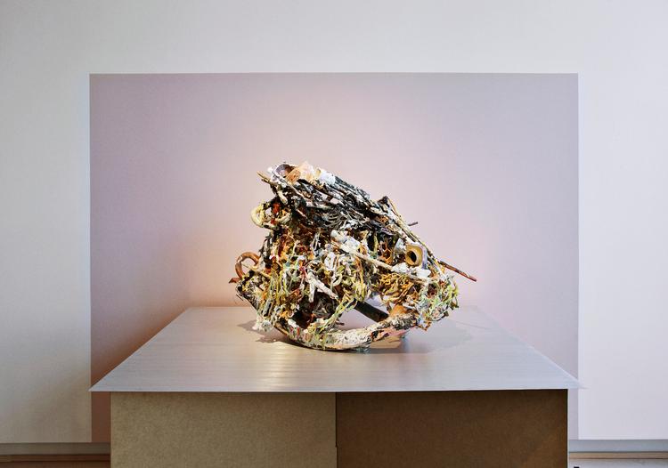 Linda Sormins enorme skulptur er som en rejse, der aldrig slutter. Fyldt med detaljer og glinsende glasur og i virkeligheden en kæmpe fisk. Foto: Jeppe Gudmundsen-Holmgreen 