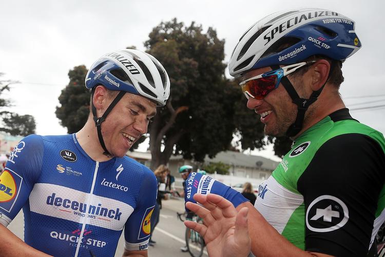 Etapevinderen Fabio Jakobsen (t.v.) og Kasper Asgreen, mens de begge så ud til at have noget at glæde sig over, eftersom danskeren i første omgang udråbtes som ny indehaver af den gule førertrøje. Foto: Getty Images. 