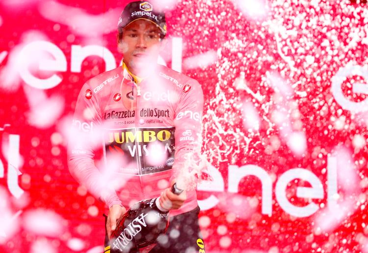 Siden Giro d'Italias start i lørdags har den 29-årige slovener Primoz Roglic var fast hovedrolleindehaver i det lyserøde podieshow efter etaperne. Foto: Luk Benies/Ritzau Scanpix
