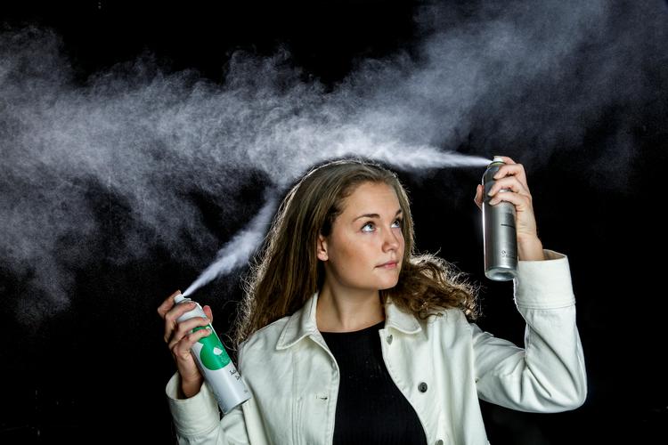 Tørshampoo sprayes i helt tørt hår, og det støver en del, hvilket den ene af testdommerne ikke brød sig om.  Foto: Mads Nissen/POLFOTO
