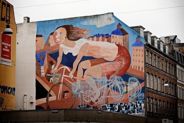 Gavlmaleriet af cykelpigen på Nørrebrogade har været mål for hærværk og stod til helt at forsvinde fra gadebilledet. Nu kan Nørrebro-vartegnet blive bevaret. Foto: Jens Dresling/POLFOTO
