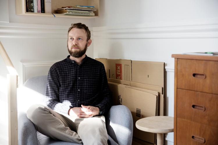 
Niels Hansen nyder solen i den andelslejlighed, som han købte i efteråret og måtte i første omgang betale 25.000 kroner under bordet, men da han kunne bevise, at der var betalt penge under bordet lykkedes det ham at få dem. 
   Foto: Emma Sejersen/POLFOTO