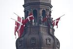 Flagene var på halv fra Christiansborgs tårn, da Prins Henrik døde.  Foto: Jens Dresling/POLFOTO
